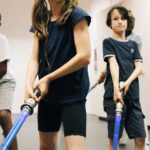 Kinder beim Schwertkampf-Workshop in der Stadtbibliothek Duisburg – Epische Film-Duelle mit Lichtschwert und Degen