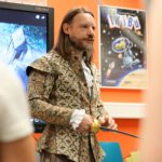 Schwertkampftrainer Olaf Küppers zeigt Jugendlichen die Grundlagen des Fechtens mit Degen im Kulturrucksack-Workshop in Duisburg.