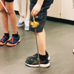 Teilnehmer inszenieren ein filmisches Schwertduell mit Lichtschwert und Degen beim Kinderworkshop Epische Film-Duelle in Duisburg