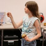 Teilnehmer inszenieren ein filmisches Schwertduell mit Lichtschwert und Degen beim Kinderworkshop Epische Film-Duelle in Duisburg