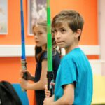 Kinder beim Schwertkampf-Workshop in der Stadtbibliothek Duisburg – Epische Film-Duelle mit Lichtschwert und Degen