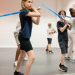 Kinder beim Schwertkampf-Workshop in der Stadtbibliothek Duisburg – Epische Film-Duelle mit Lichtschwert und Degen