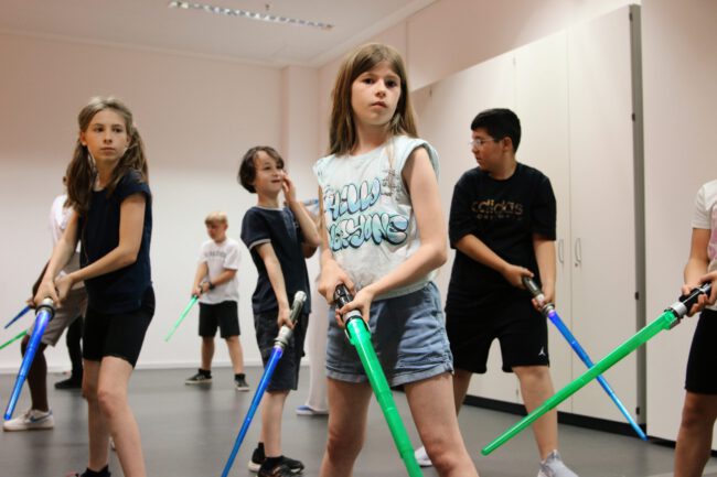Kinder beim Schwertkampf-Workshop in der Stadtbibliothek Duisburg – Epische Film-Duelle mit Lichtschwert und Degen