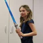 Jugendlicher mit Lichtschwert im Schwertkampf-Training während des Kulturrucksack NRW Workshops in Duisburg.