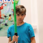 Jugendlicher mit Lichtschwert im Schwertkampf-Training während des Kulturrucksack NRW Workshops in Duisburg.