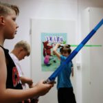 Kinder beim Schwertkampf-Workshop in der Stadtbibliothek Duisburg – Epische Film-Duelle mit Lichtschwert und Degen