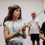 Kinder beim Schwertkampf-Workshop in der Stadtbibliothek Duisburg – Epische Film-Duelle mit Lichtschwert und Degen
