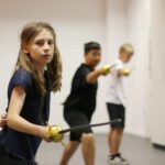 Kinder beim Schwertkampf-Workshop in der Stadtbibliothek Duisburg – Epische Film-Duelle mit Lichtschwert und Degen