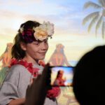 Mädchen fakt Urlaub in der Karibik mit Beamer-Projektion