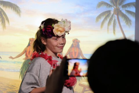 Mädchen fakt Urlaub in der Karibik mit Beamer-Projektion