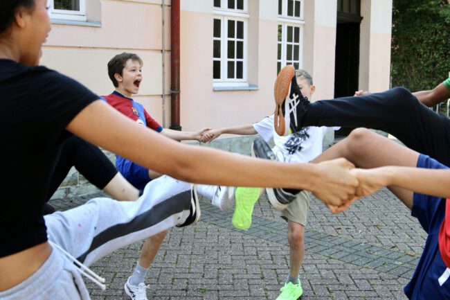 © Freigesprochen Mediencoaching 2025 Gruppe von Kindern Jugendliche beim Stunt Workshop für Kinder in Kempen im Rahmen des Kulturrucksack NRW