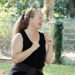 Stuntfrau Tanja de Wendt zeigt Kindern im Workshop in Kempen, wie Filmstunts sicher trainiert werden
