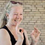 Stuntfrau Tanja de Wendt zeigt Kindern im Workshop in Kempen, wie Filmstunts sicher trainiert werden