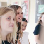 Teilnehmende des Theaterworkshops in Marl proben eine Improvisationsszene und entdecken das Schauspielspiel.
