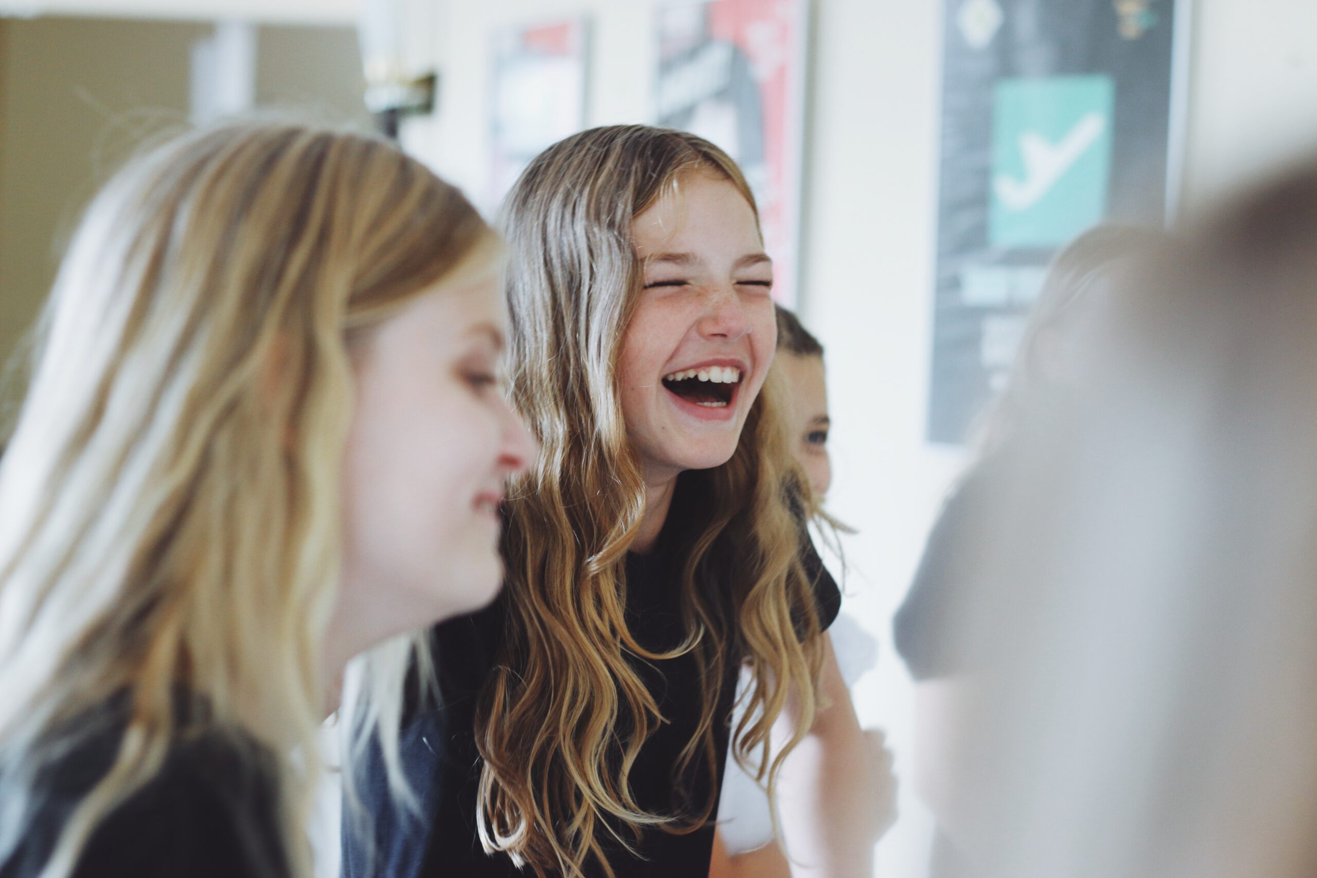 Kinder bereiten sich hinter der Bühne auf ihre Theaterprobe im Workshop „SPIEL DEIN STÜCK!“ vor.
