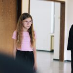 Teilnehmende beim Warm-up im Theaterworkshop Marl üben Körperausdruck und Bewegung für ihre Rollen.