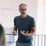 Schauspieler Makke Schneider und Schauspielerin Sunny Bansemer leiten den Theaterworkshop „SPIEL DEIN STÜCK!“ für Kinder in Marl.