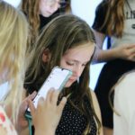 Jugendliche recherchieren auf ihren Smartphones für das eigene Theaterstück