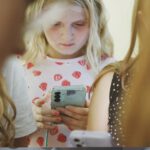 Jugendliche recherchieren auf ihren Smartphones für das eigene Theaterstück