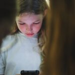 Jugendliche recherchieren auf ihren Smartphones für das eigene Theaterstück