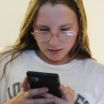 Jugendliche recherchieren auf ihren Smartphones für das eigene Theaterstück