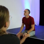 Schauspieler Makke Schneider und Schauspielerin Sunny Bansemer leiten den Theaterworkshop „SPIEL DEIN STÜCK!“ für Kinder in Marl.