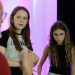 Jugendliche recherchieren auf ihren Smartphones für das eigene Theaterstück