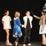 Kinder im Alter von 10 bis 14 Jahren spielen verschiedene Rollen und erfinden gemeinsam eine Geschichte im Theaterworkshop Marl.