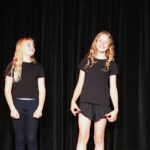 Teilnehmende des Theaterworkshops entwickeln gemeinsam Szenen und Figuren für ihr eigenes Theaterstück.