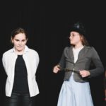 Kinder im Alter von 10 bis 14 Jahren spielen verschiedene Rollen und erfinden gemeinsam eine Geschichte im Theaterworkshop Marl.