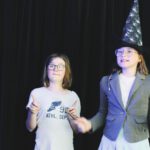 Kinder im Alter von 10 bis 14 Jahren spielen verschiedene Rollen und erfinden gemeinsam eine Geschichte im Theaterworkshop Marl.