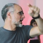 Schauspieler Makke Schneider und Schauspielerin Sunny Bansemer leiten den Theaterworkshop „SPIEL DEIN STÜCK!“ für Kinder in Marl.