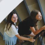 Teilnehmende des Theaterworkshops in Marl proben eine Improvisationsszene und entdecken das Schauspielspiel.