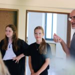 Schauspieler Makke Schneider und Schauspielerin Sunny Bansemer leiten den Theaterworkshop „SPIEL DEIN STÜCK!“ für Kinder in Marl.