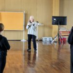 Stuntfrau Tanja de Wendt zeigt Kindern im Workshop in Kempen, wie Filmstunts sicher trainiert werden