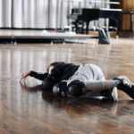 Teilnehmende lernen sichere Falltechniken beim Stunt Workshop für Kinder in Kempen