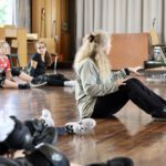 Stuntfrau Tanja de Wendt zeigt Kindern im Workshop in Kempen, wie Filmstunts sicher trainiert werden