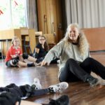 Stuntfrau Tanja de Wendt zeigt Kindern im Workshop in Kempen, wie Filmstunts sicher trainiert werden