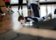 Teilnehmende lernen sichere Falltechniken beim Stunt Workshop für Kinder in Sundern