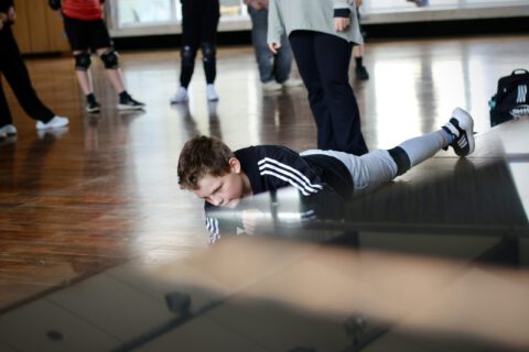 © Freigesprochen Mediencoaching 2025 Teilnehmende lernen sichere Falltechniken beim Stunt Workshop für Kinder in Sundern