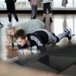 Teilnehmende lernen sichere Falltechniken beim Stunt Workshop für Kinder in Kempen
