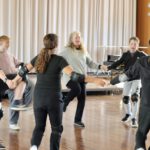 Stuntfrau Tanja de Wendt zeigt Kindern im Workshop in Kempen, wie Filmstunts sicher trainiert werden