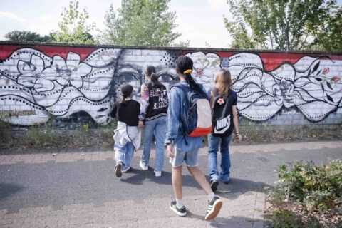 Jugendliche entdecken Street Art im eigenen Viertel