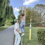 Jugendliche gestalten mit Fotografin Sandra Stein humorvolle Street-Art-Werke im Workshop in Bocholt (Foto: Sandra Stein)