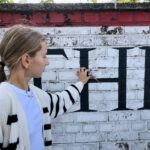 TeilTeilnehmerin gestaltet eigenes Street-Art-Werke beim Workshop in Bocholt