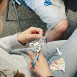 Jugendliche basteln humorvolle Street-Art-Werke im Workshop – Street Art entdecken & fotografieren in Viersen (Foto: Sandra Stein)