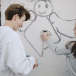 Teilnehmende fotografieren Street Art im Stadtraum während einer Foto-Challenge – Street Art entdecken & fotografieren (Foto: Sandra Stein)