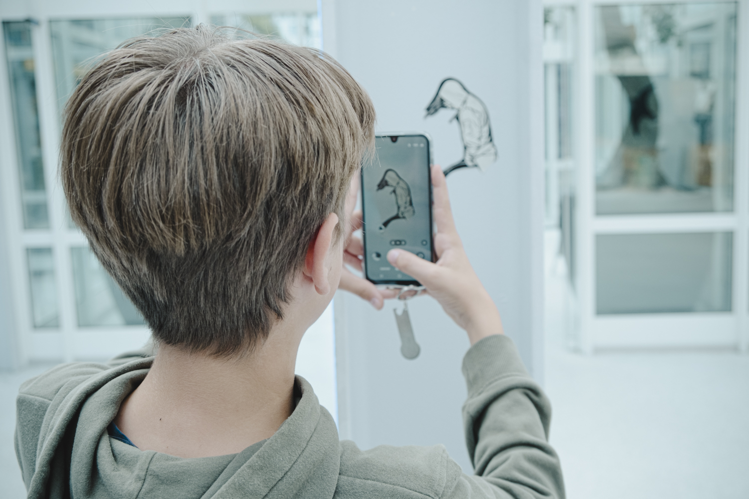 Jugendliche bringen eigene Street-Art-Werke im Stil von Rudy Willingham im Viertel an – Street Art entdecken & fotografieren (Foto: Sandra Stein)