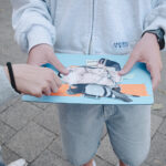 Teilnehmende fotografieren Street Art im Stadtraum während einer Foto-Challenge – Street Art entdecken & fotografieren (Foto: Sandra Stein)