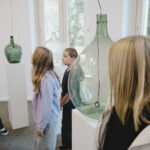 Jugendliche besuchen die Städtische Galerie im Park Viersen im Rahmen des Workshops Street Art entdecken & fotografieren – Street Art Workshop Viersen (Foto: Sandra Stein)